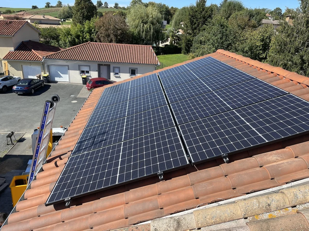Grande installation de panneaux photovoltaïques sur une toiture pavillonnaire