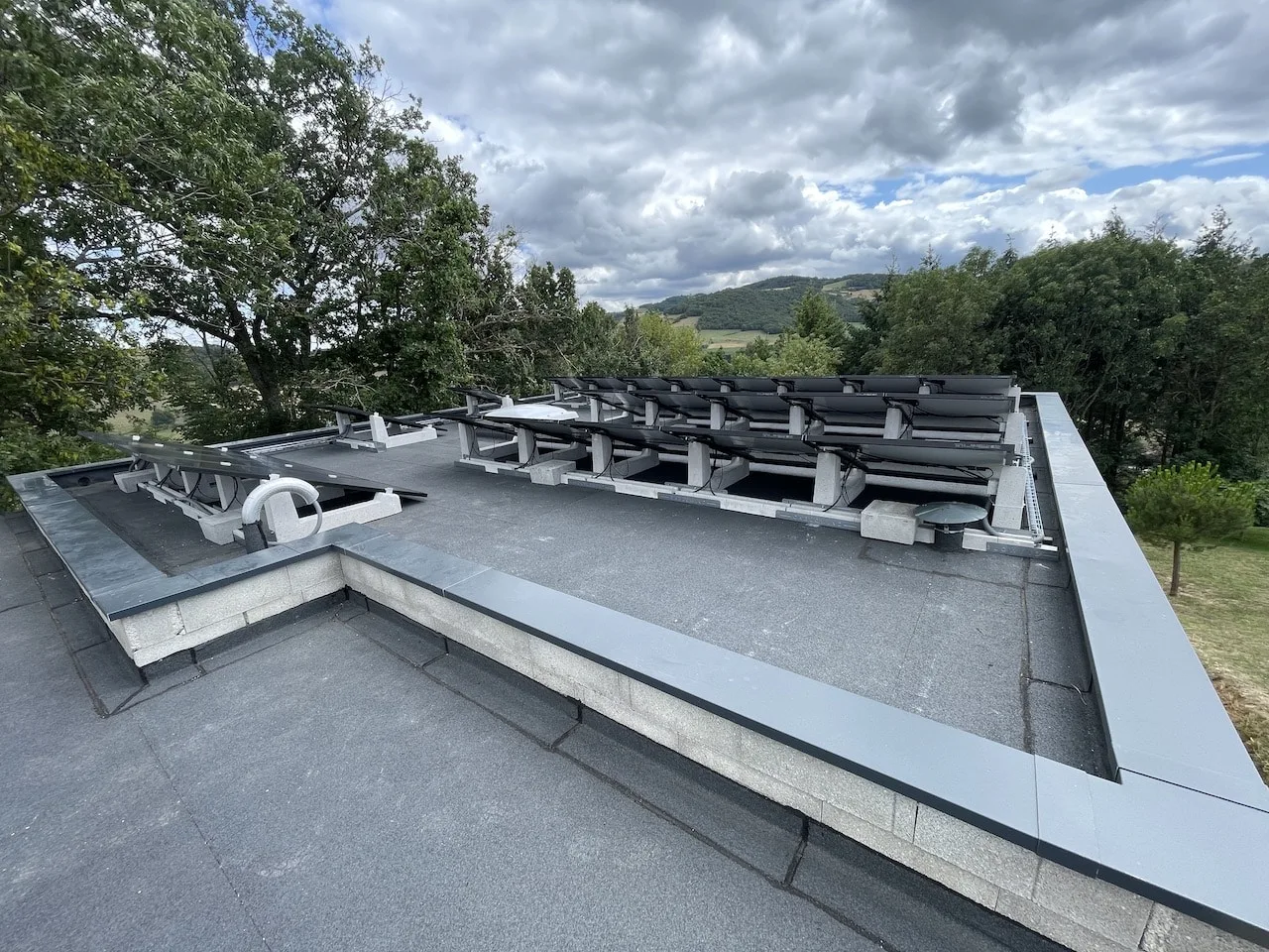 Système de fixation de panneaux photovoltaïques sur un toit-terrasse